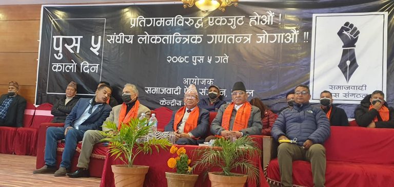 ओलीलाई ‘सेटिङ’मार्फत बचाइएकाे प्रचण्डको दाबी