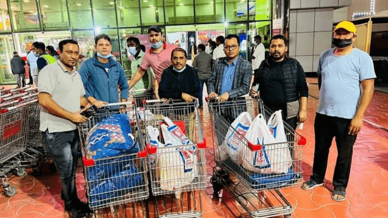 कतारमा ३६ नेपाली कामदारलाई एनआरएनएको खाद्यान्न वितरण