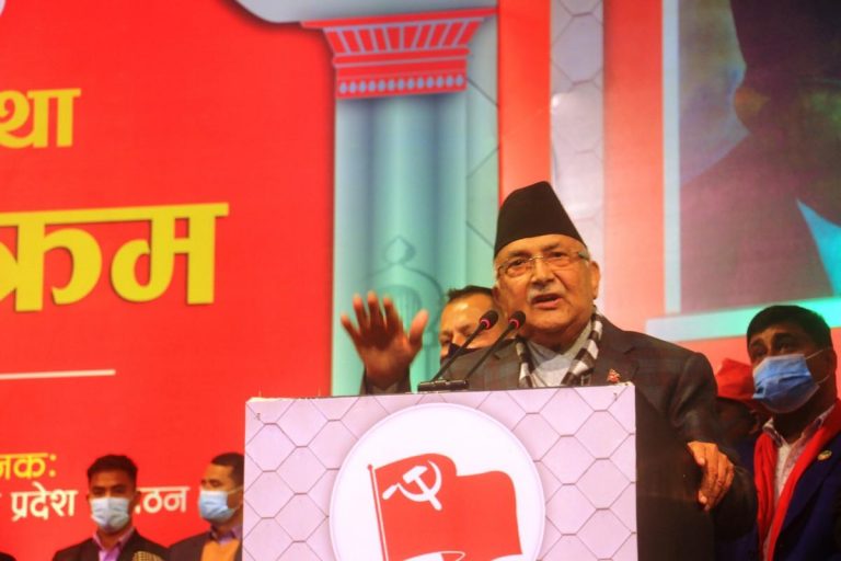 एमाले अध्यक्ष ओलीको प्रश्नः प्रचण्ड मान्छे हुन् कि पुतली ?
