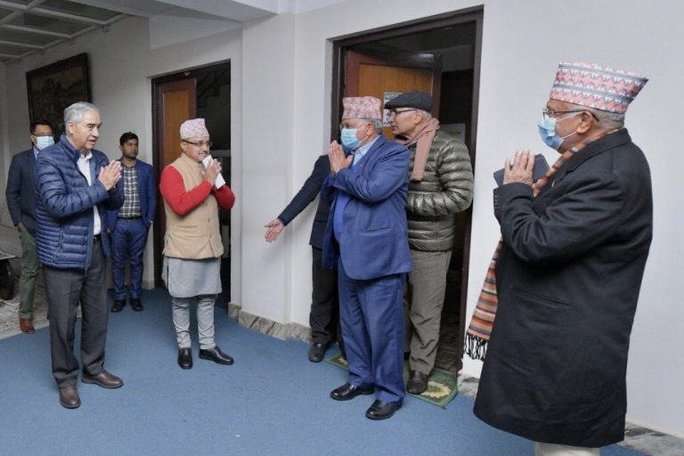 ओलीसँग देउवाको आग्रह – गठबन्धन भित्रबाटै सरकारलाई असहयोग भयो, एमसीसी पास गर्न सहयोग गर्नुस्