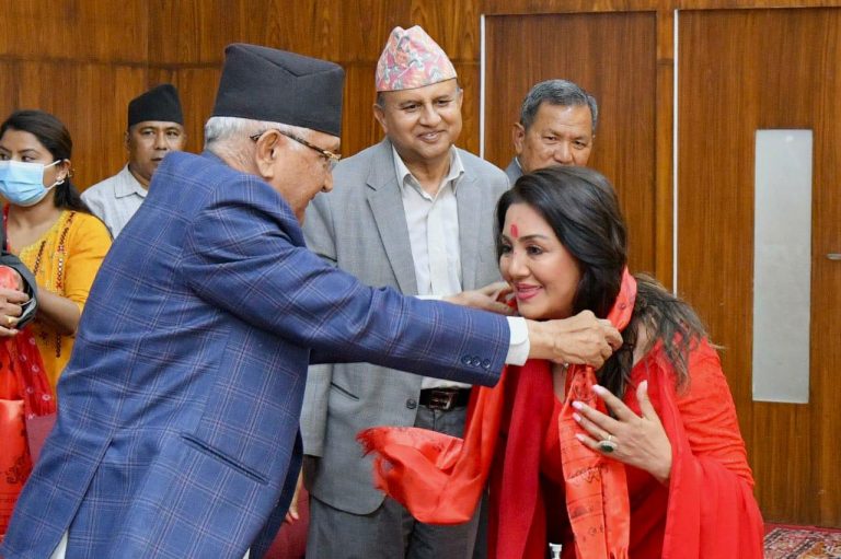 अभिनेत्री करिश्मा मानन्धर एमाले प्रवेश कार्यक्रम