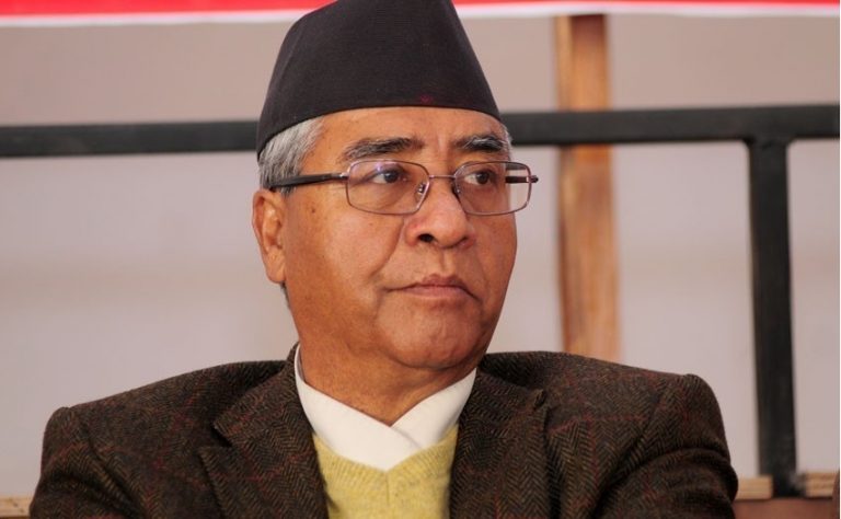 काँग्रेसका सभापति देउवाले पत्रकार सम्मेलन गर्दै