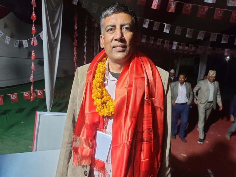 सिन्धुलीका सांसद पहाडीलाइ आमाचकारी गाली गर्दै  आफ्नै कार्यकर्ताले  लखेटे