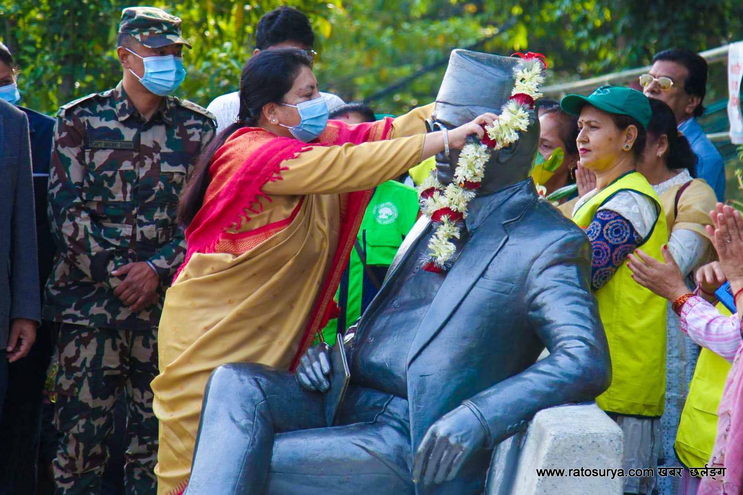 पुर्व राष्ट्रपतिले गरिन मदन भण्डारीको शालिकमा माल्यापर्ण - Rato Surya