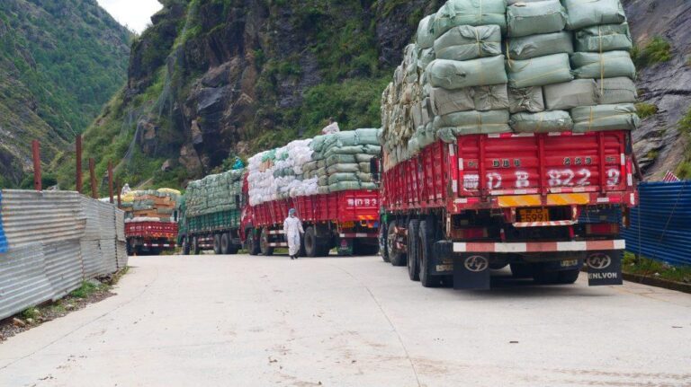 रसुवागढी नाकाबाट ६५ अर्बको सामान आयात, १९ अर्बका सवारीसाधन