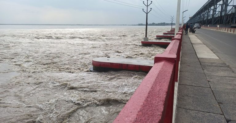 सप्तकोसी उर्लियो: २ लाख क्युसेक पार, २८ ढोका खुला