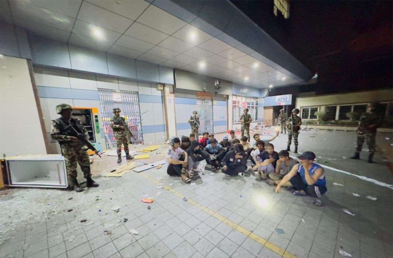 काठमाडौं–भक्तपुरका विभिन्न क्षेत्रबाट  २१ जना पक्राउ, सेनाले सुरक्षा कमाण्ड सम्हाल्यो