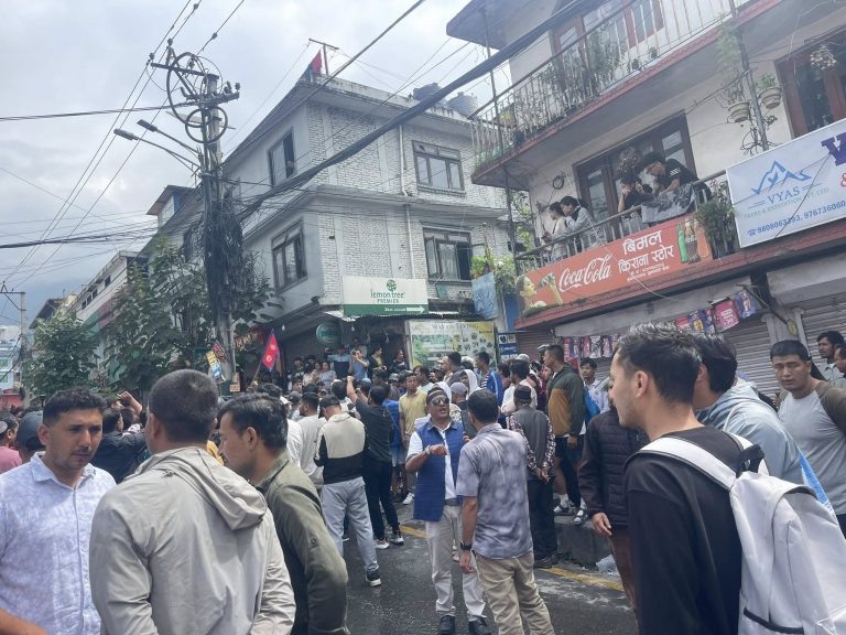 बुढानिलकण्ठस्थित देउवा चोकमा प्रदर्शनकारीहरुको नाराजुलुस सुरु